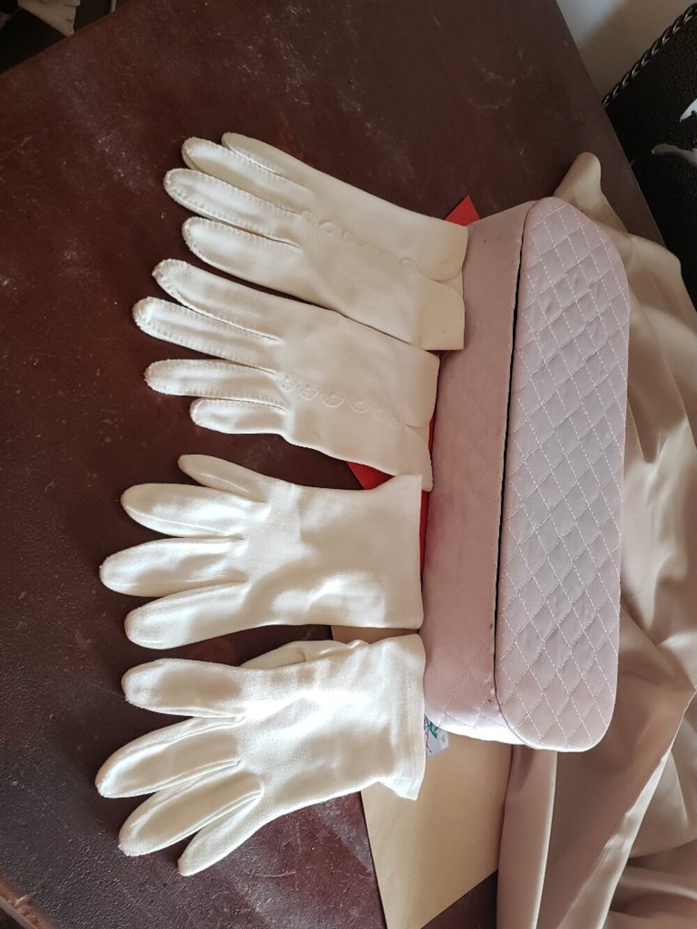 VINTAGE GLOVE BOX AND 2 PAIR OF WHITE VINTAGE VAN RAALTE AND FOWNES GLOVES